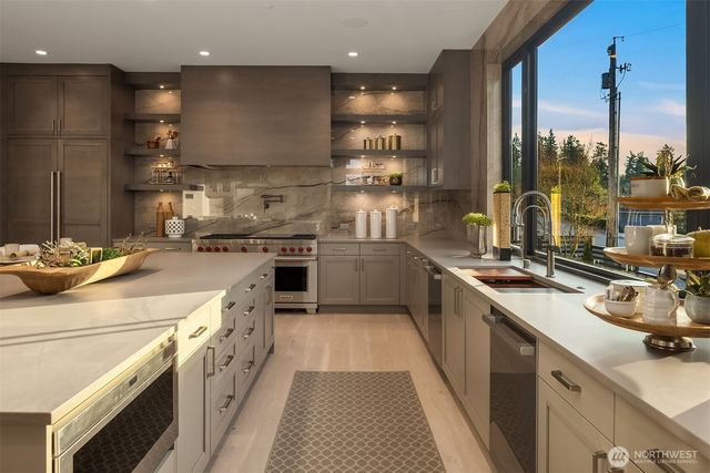 9607 NE 30th Place, Clyde Hill, WA 98004