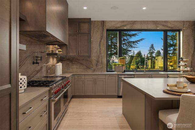 9607 NE 30th Place, Clyde Hill, WA 98004