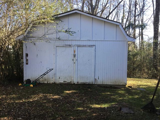 265 WOODLAWN PL, Selmer, TN 38375