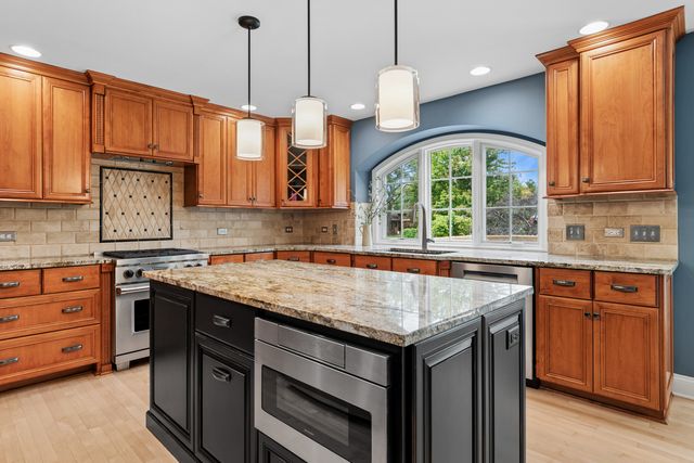 2211 Joyce Lane, Naperville, IL 60564