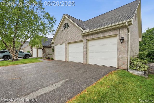 814 Whisperwood Drive, Fenton, MI 48430