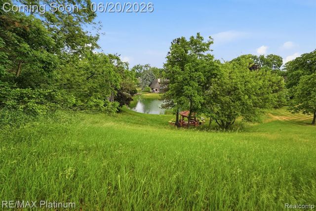 814 Whisperwood Drive, Fenton, MI 48430