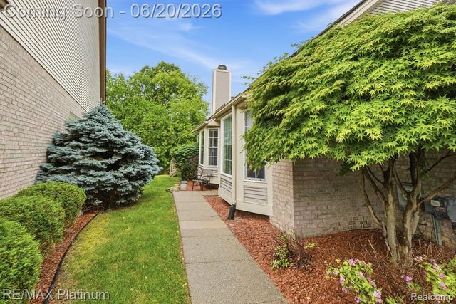 814 Whisperwood Drive, Fenton, MI 48430