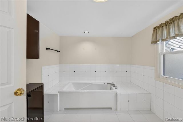 1509 Yorkshire Road, Birmingham, MI 48009