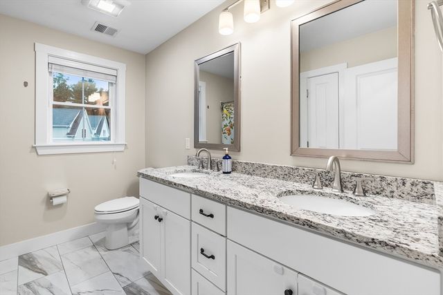2 Oreilly Ln, Foxboro, MA 02035