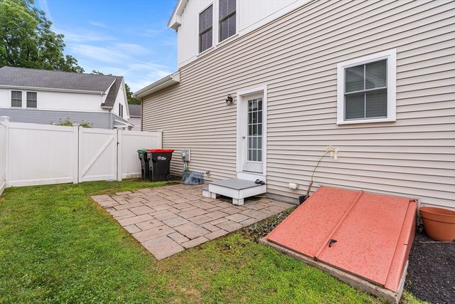 2 Oreilly Ln, Foxboro, MA 02035
