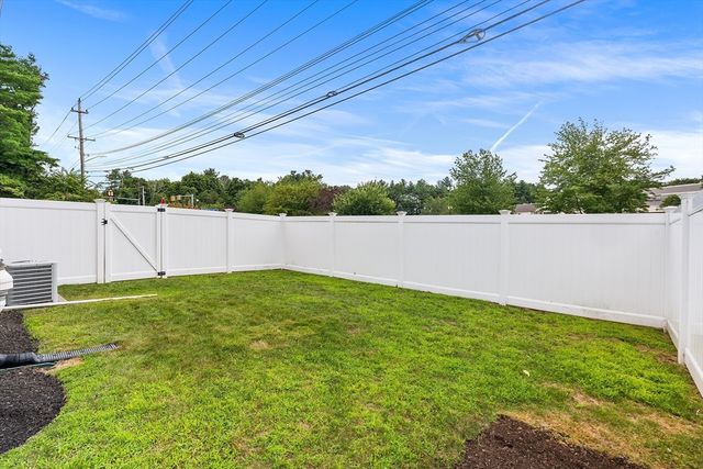 2 Oreilly Ln, Foxboro, MA 02035