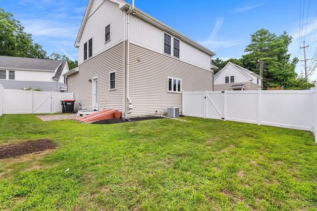 2 Oreilly Ln, Foxboro, MA 02035