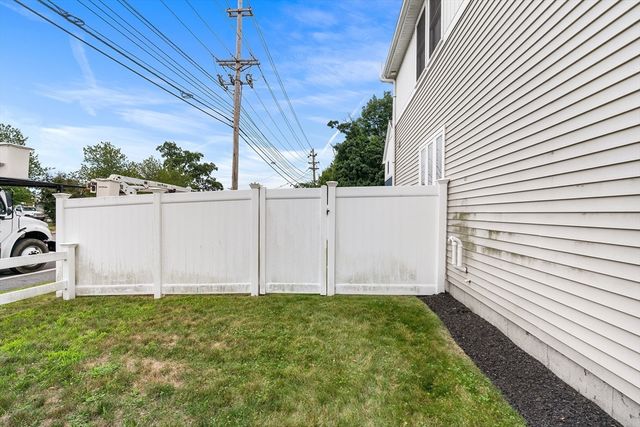 2 Oreilly Ln, Foxboro, MA 02035