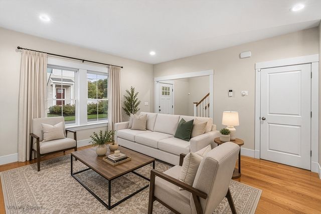2 Oreilly Ln, Foxboro, MA 02035