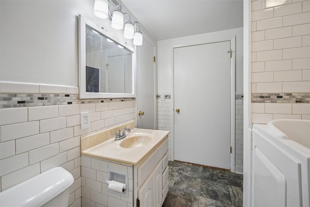 3233 Linworth Lane, Des Moines, IA 50315