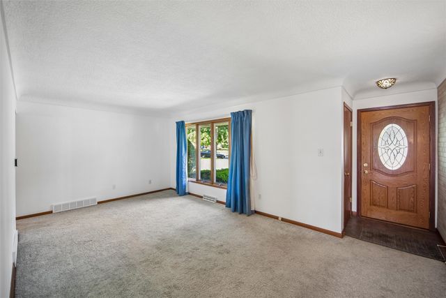 3233 Linworth Lane, Des Moines, IA 50315