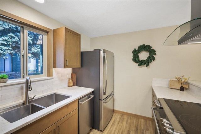 2121 E Upriver Dr, Spokane, WA 99207