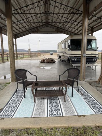 2571 Hardin Bottom River Rd, Clifton, TN 38425