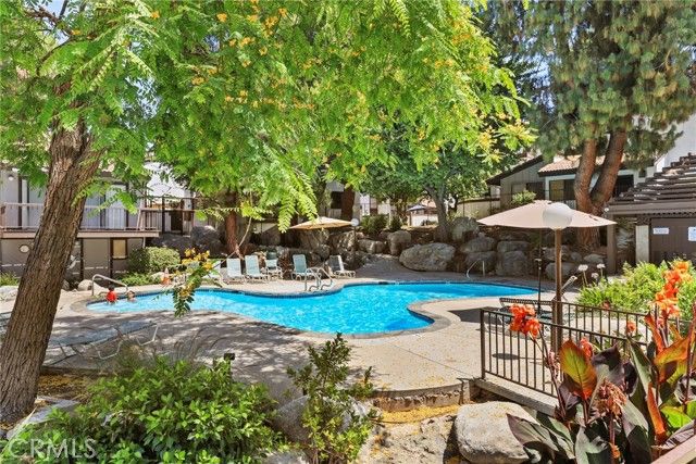 21535 Erwin Street 131, Woodland Hills (los Angeles), CA 91367