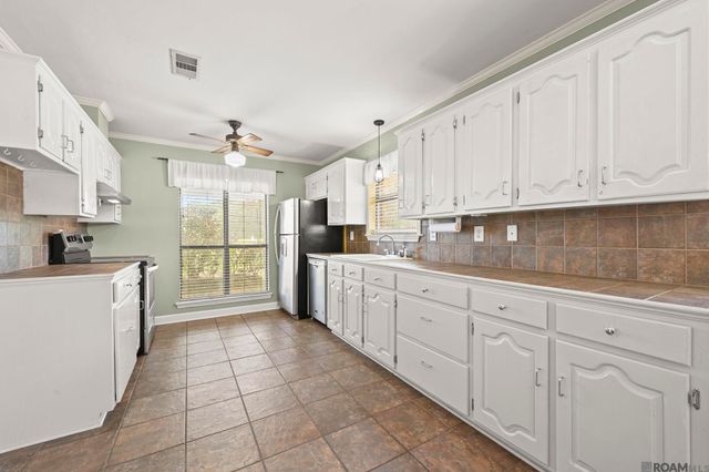 19625 Barnett Rd, Zachary, LA 70791