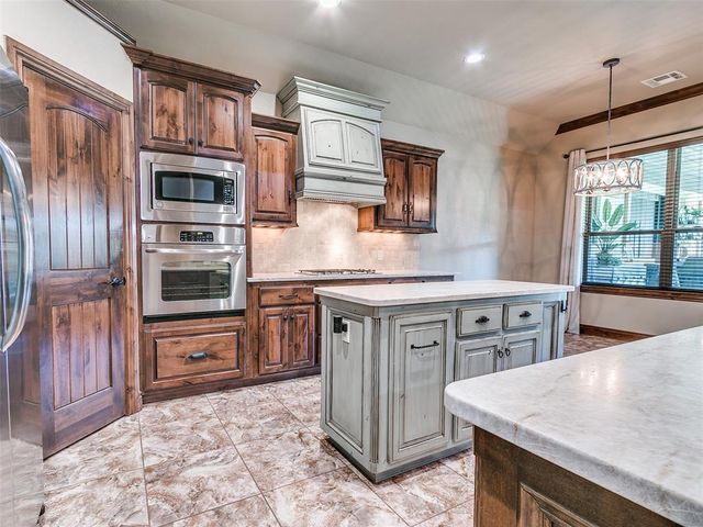 929 NW 195th Place, Edmond, OK 73012