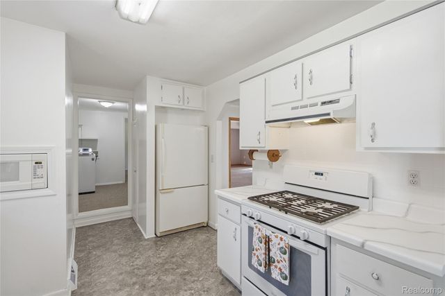 5153 Raymond Avenue, Burton, MI 48509