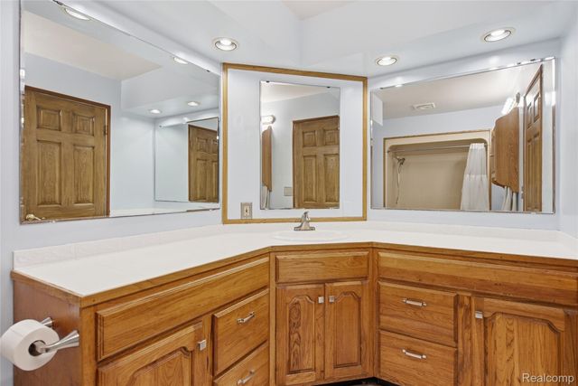 5153 Raymond Avenue, Burton, MI 48509