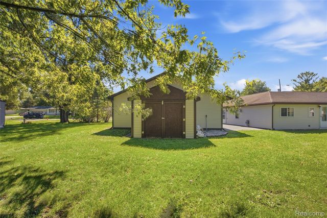 5153 Raymond Avenue, Burton, MI 48509