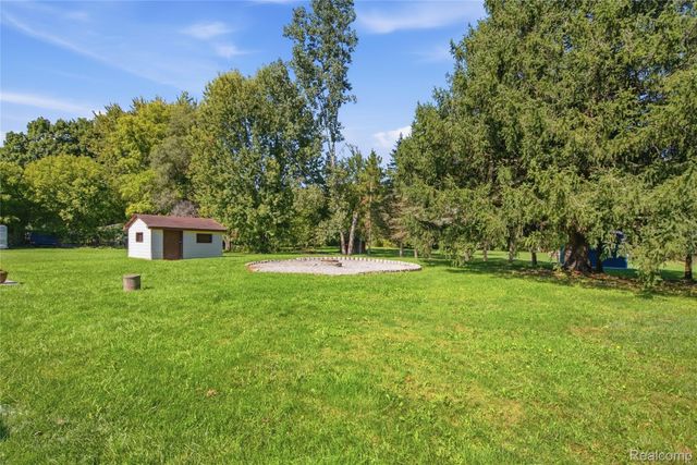 5153 Raymond Avenue, Burton, MI 48509