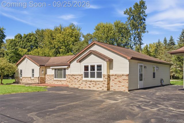 5153 Raymond Avenue, Burton, MI 48509