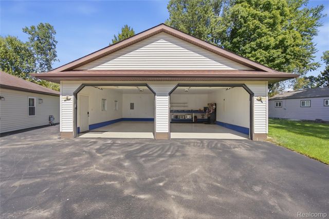 5153 Raymond Avenue, Burton, MI 48509