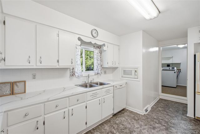 5153 Raymond Avenue, Burton, MI 48509