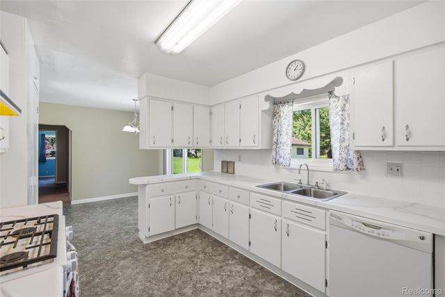 5153 Raymond Avenue, Burton, MI 48509