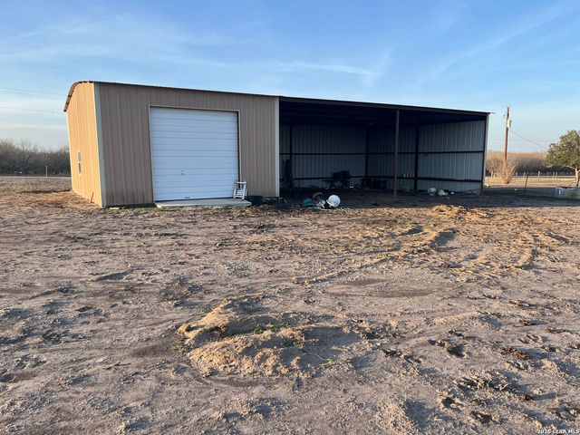 1068 County Road 227, Falls City, TX 78113