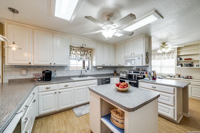 1068 County Road 227, Falls City, TX 78113