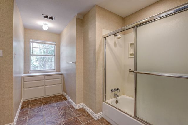 104 W Ash Lane, Euless, TX 76039
