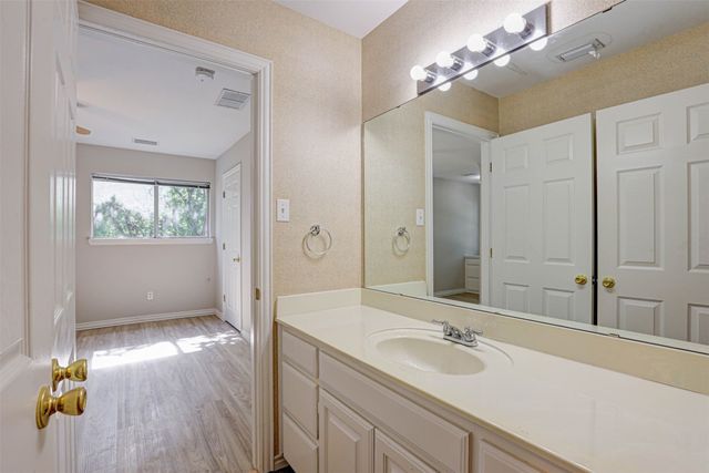 104 W Ash Lane, Euless, TX 76039