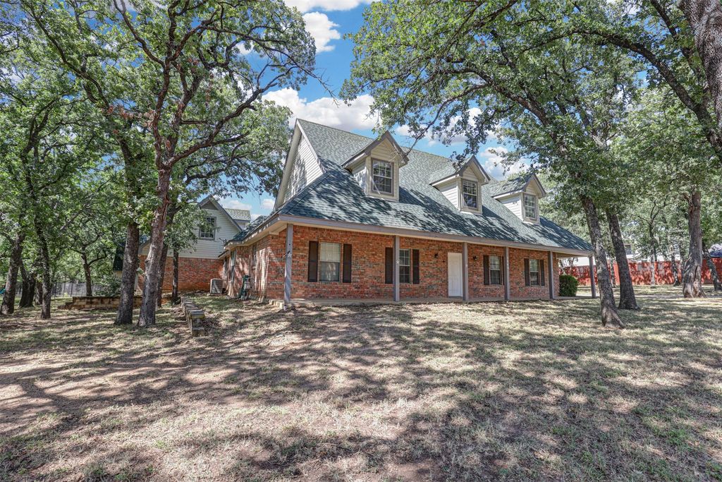 104 W Ash Lane, Euless, TX 76039