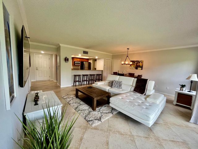 11863 Wimbledon Circle 401, Wellington, FL 33414