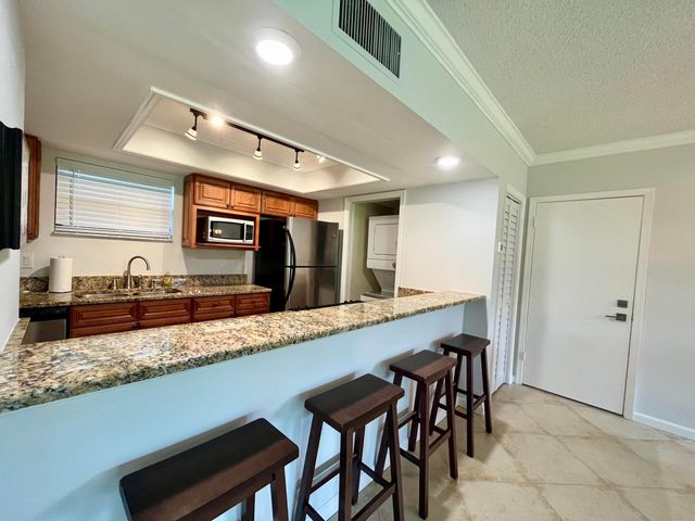 11863 Wimbledon Circle 401, Wellington, FL 33414