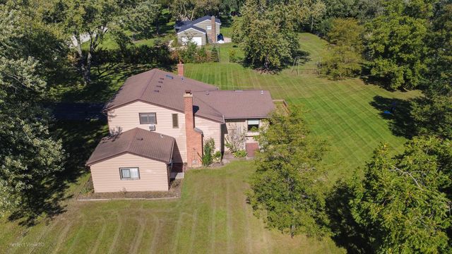 2244 Heathercliff Drive, Green Oaks, IL 60048
