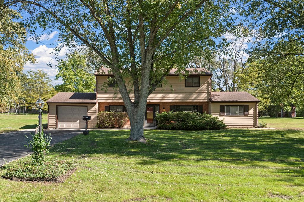 2244 Heathercliff Drive, Green Oaks, IL 60048