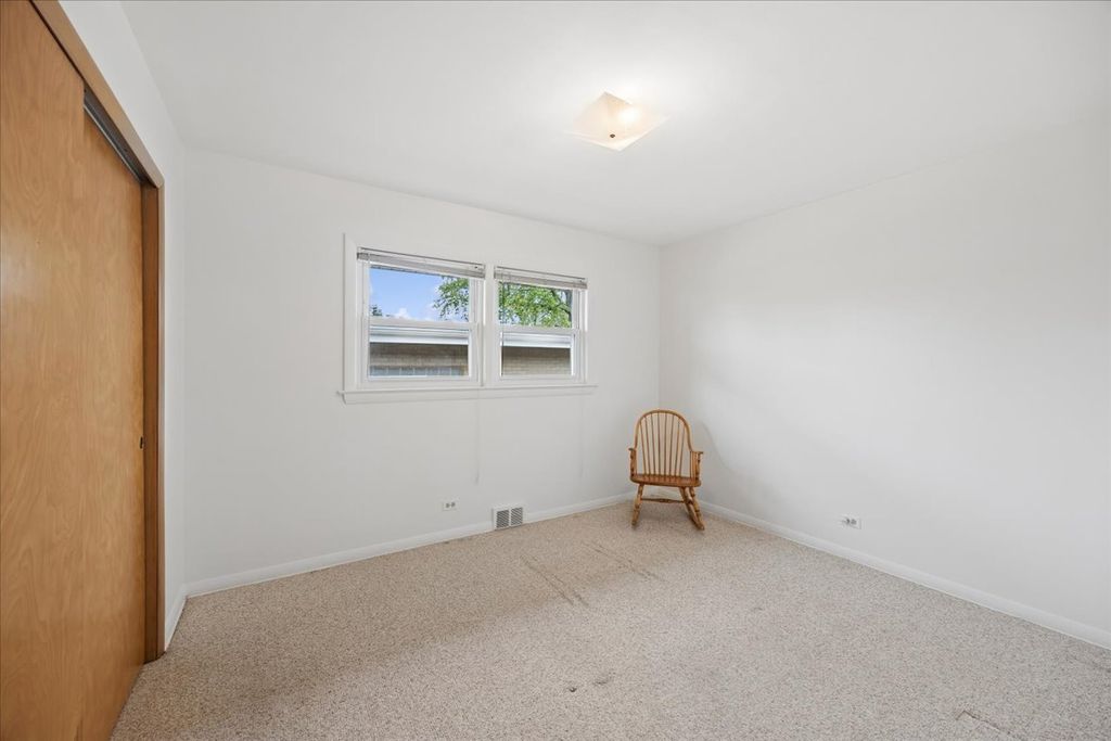 Image 12 of property listing at 748 N Rohde Avenue, Hillside, IL 60162