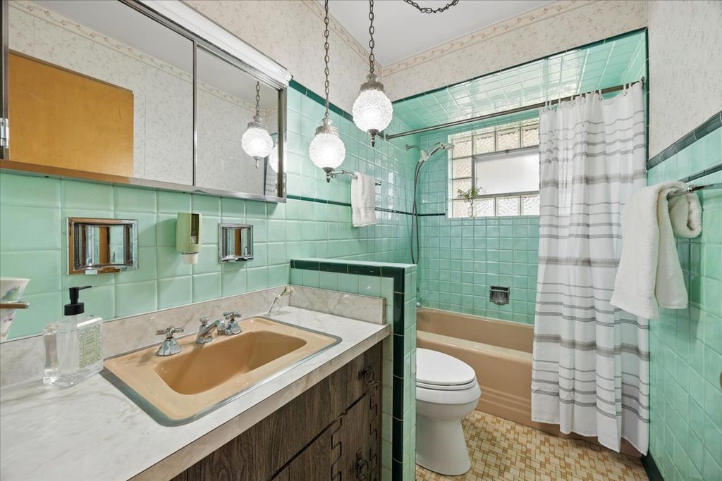 Image 13 of property listing at 748 N Rohde Avenue, Hillside, IL 60162