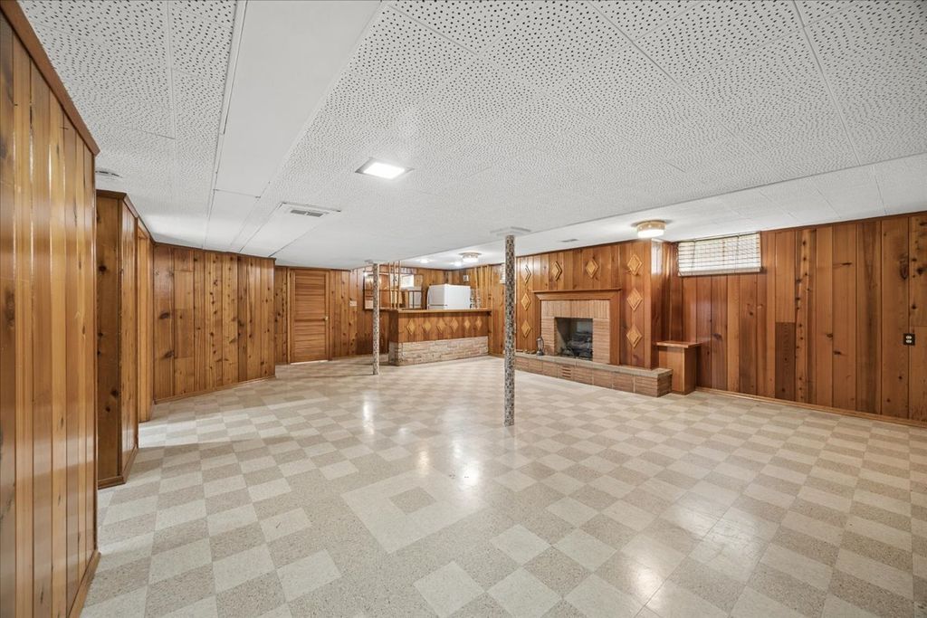 Image 14 of property listing at 748 N Rohde Avenue, Hillside, IL 60162