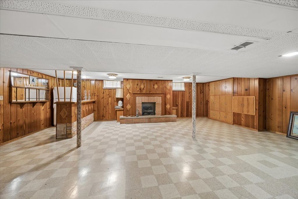 Image 15 of property listing at 748 N Rohde Avenue, Hillside, IL 60162