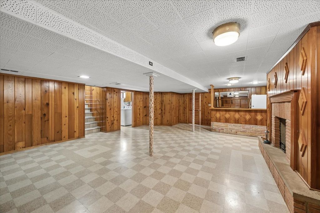 Image 16 of property listing at 748 N Rohde Avenue, Hillside, IL 60162