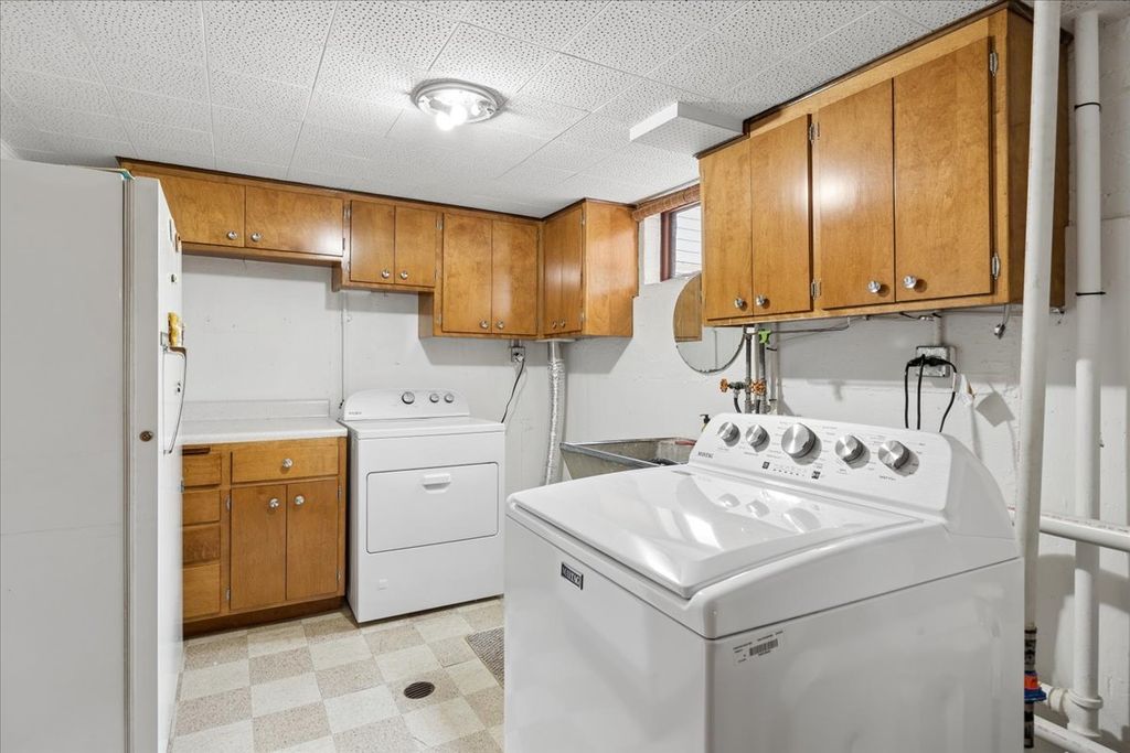 Image 17 of property listing at 748 N Rohde Avenue, Hillside, IL 60162