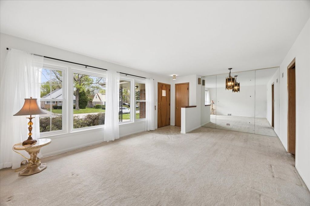 Image 3 of property listing at 748 N Rohde Avenue, Hillside, IL 60162
