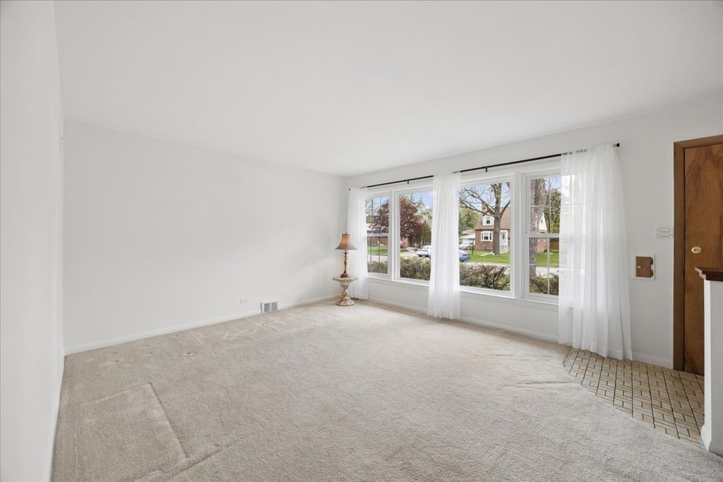 Image 4 of property listing at 748 N Rohde Avenue, Hillside, IL 60162