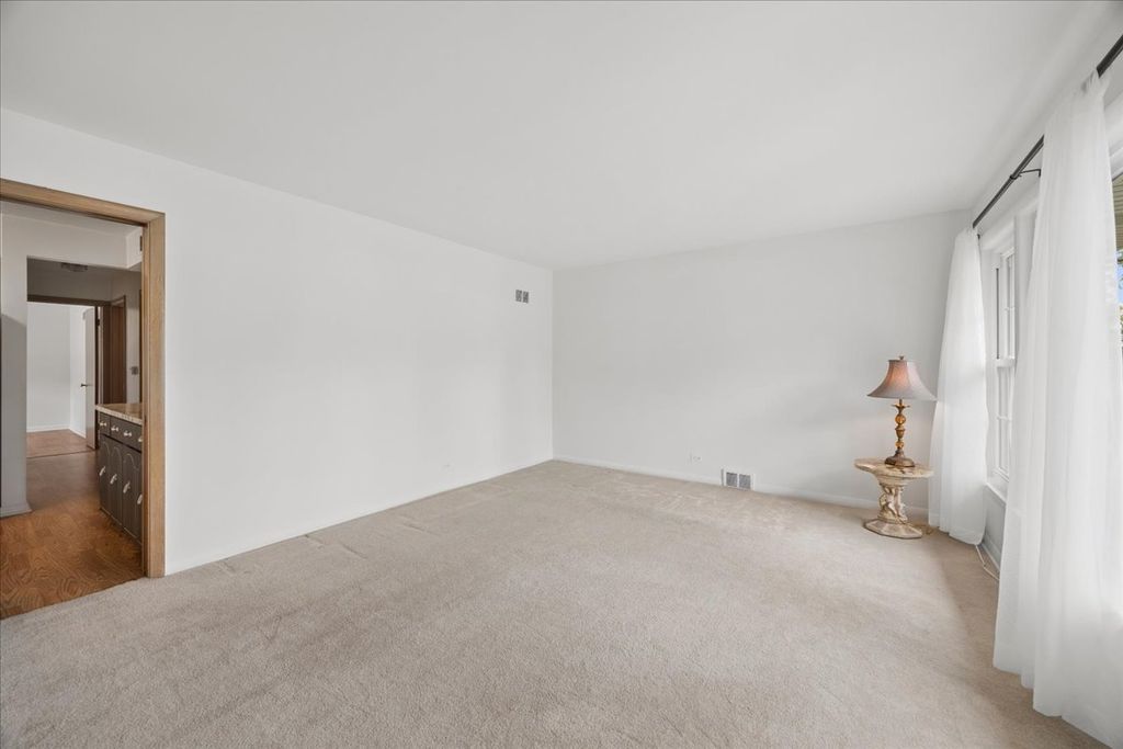 Image 5 of property listing at 748 N Rohde Avenue, Hillside, IL 60162