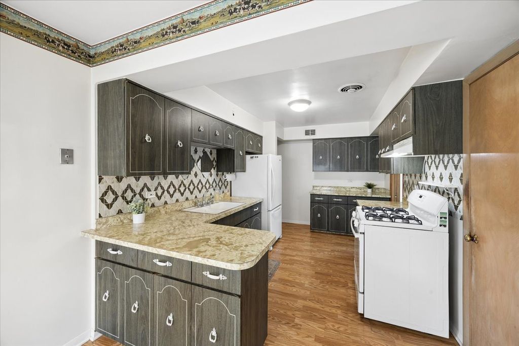 Image 7 of property listing at 748 N Rohde Avenue, Hillside, IL 60162