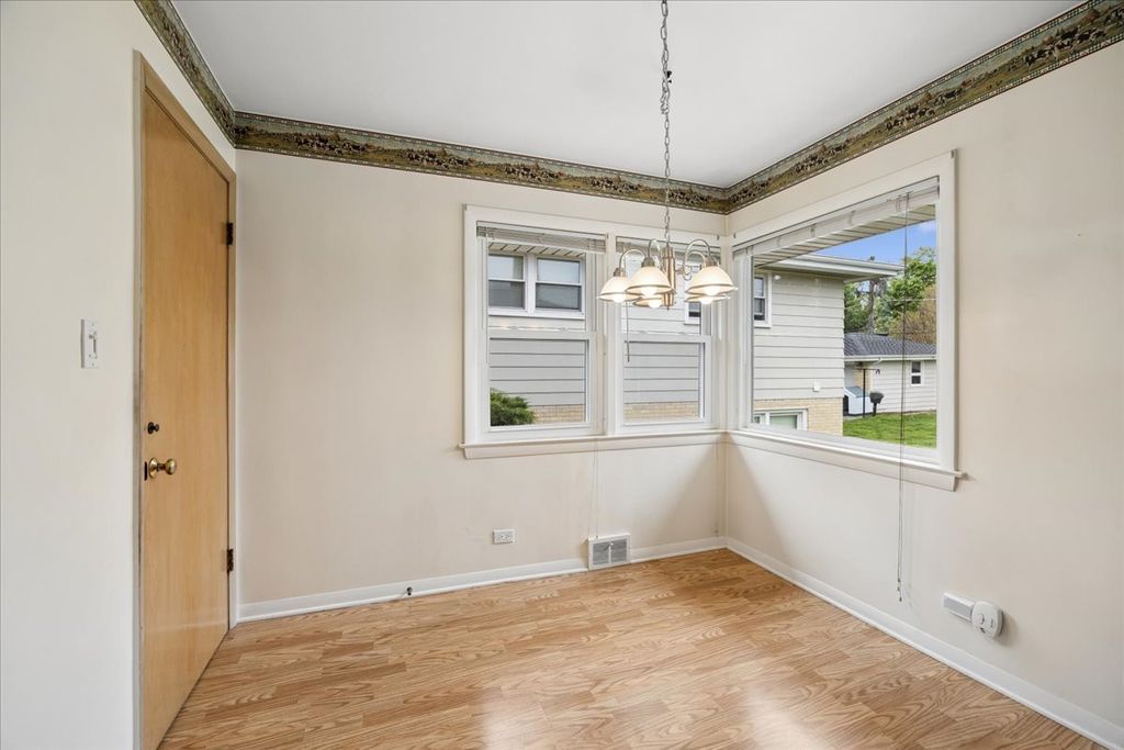 Image 8 of property listing at 748 N Rohde Avenue, Hillside, IL 60162