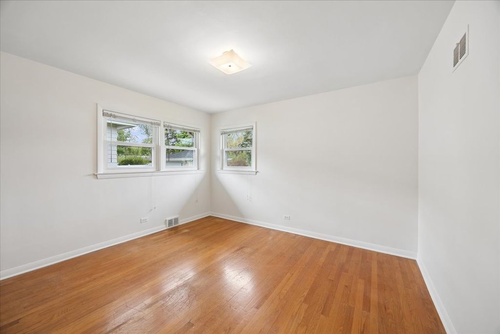 Image 9 of property listing at 748 N Rohde Avenue, Hillside, IL 60162